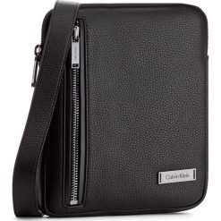 Saszetka CALVIN KLEIN BLACK LABEL - Adam Flat Crossover K50K503196 001. Saszetki i nerki marki Calvin Klein Black Label. W wyprzedaży za 279.00 zł.