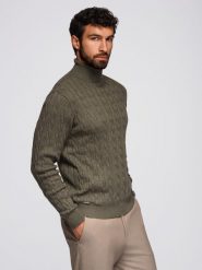 Sweter męski golf z warkoczowym splotem – oliwkowy V2 - Rozmiar: M. Zielone golfy Ombre Clothing, m, bez wzorów, z bawełny, bez ramiączek. W wyprzedaży za 110.49 zł.