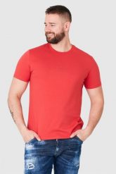 GUESS Czerwony t-shirt męski z aplikacją z logo. Czerwone t-shirty Guess, m, z aplikacjami, bez kołnierzyka, bez ramiączek. W wyprzedaży za 99.99 zł.