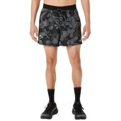 Spodenki sportowe męskie Fujitrail All Over Print 5IN Short. Czarne krótkie spodenki sportowe ASICS, l, bez wzorów, z materiału. Za 189.99 zł.