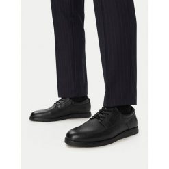 Półbuty Lasocki. Czarne eleganckie półbuty Lasocki, bez wzorów, bez obcasa, bez zapięcia. Za 229.99 zł.