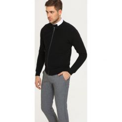KARDIGAN DŁUGI RĘKAW MĘSKI Z ZAMKIEM. Golfy marki TOP SECRET. W wyprzedaży za 59.99 zł.