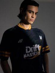 4F Koszulka szybkoschnąca uniseks 4F x Drift Masters - czarne L/XL. Czarne t-shirty 4F, l, bez wzorów, z dzianiny, bez kołnierzyka, bez ramiączek. Za 199.99 zł.