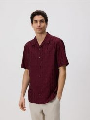 Koszula regular z lyocellem - bordowy. Czerwone koszule Reserved, l, bez wzorów, z lyocellu, bez kołnierzyka, bez ramiączek. Za 129.99 zł.