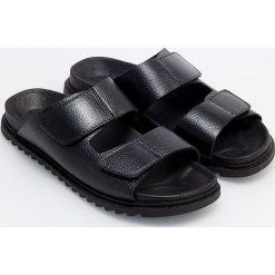 Skórzane klapki - Czarny. Klapki marki Reserved. Za 159.99 zł.