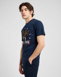 MESKA KOSZULKA LEE ESSENTIAL GRAPHIC TEE RIVET NAVY 112372360. Niebieskie t-shirty Lee, m, bez wzorów, bez kołnierzyka, bez ramiączek. Za 79.99 zł.