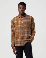 MESKA KOSZULA WRANGLER 1 PKT SHIRT BROWN BLACK 112371404. Brązowe koszule Wrangler, m, bez wzorów, bez kołnierzyka, bez ramiączek. Za 189.99 zł.