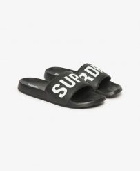 Superdry Core Pool Sliders - Klapki czarno-białe z miękkim paskiem. Czarne klapki Superdry, z poliesteru. Za 205.75 zł.