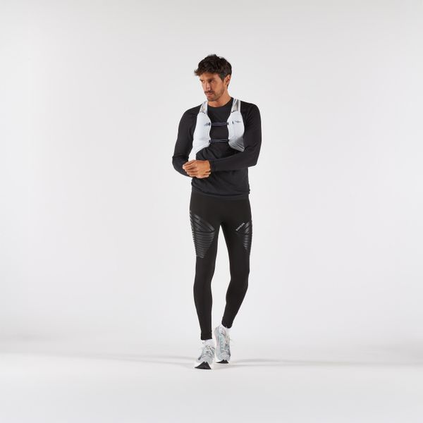 Legginsy do biegania męskie Kiprun Run 900 Compress RHEON™. Czarne legginsy długie sportowe KIPRUN, l, bez wzorów, z elastanu, z podwyższonym stanem, do biegania. Za 199.99 zł.