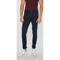 Guess Jeans - Spodnie Adam. Niebieskie spodnie materiałowe Guess Jeans, na co dzień, m, z aplikacjami, z bawełny, casualowe, z podwyższonym stanem. W wyprzedaży za 299.90 zł.