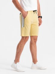 Szorty męskie dresowe z lampasem - żółte V1 - Rozmiar: L. Żółte krótkie spodenki sportowe Ombre Clothing, l, bez wzorów, z bawełny. W wyprzedaży za 39.99 zł.