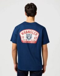 MESKA KOSZULKA WRANGLER GRAPHIC TEE NAVY 112362806. Niebieskie t-shirty Wrangler, xxl, bez wzorów, bez kołnierzyka, bez ramiączek. Za 79.99 zł.