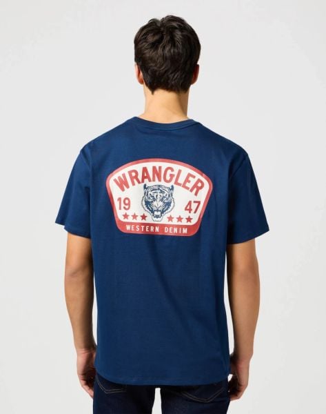MESKA KOSZULKA WRANGLER GRAPHIC TEE NAVY 112362806. Niebieskie t-shirty Wrangler, xxl, bez wzorów, bez kołnierzyka, bez ramiączek. Za 79.99 zł.