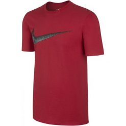 Nike Koszulka M Nsw Tee Hangtag Swoosh Red Xl. T-shirty sportowe marki Nike. W wyprzedaży za 59.00 zł.