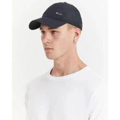 Czapka Nike Dri-FIT czarna, regulowana, oddychająca. Czarne czapki z daszkiem Nike, bez wzorów, z poliesteru. Za 99.00 zł.
