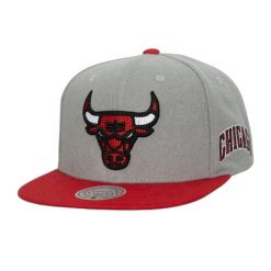 Czapka typu snapback Mitchell & Ness Melt Stitch Chicago Bulls. Szare czapki z daszkiem Mitchell & Ness, bez wzorów. Za 225.00 zł.