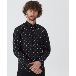 Koszula ze świątecznym nadrukiem - Wielobarwn. Koszule marki Under Armour. Za 79.99 zł.