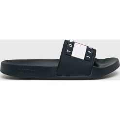 Tommy Jeans - Klapki Flag Pool Slide. Niebieskie klapki Tommy Jeans, z gumy. W wyprzedaży za 179.90 zł.