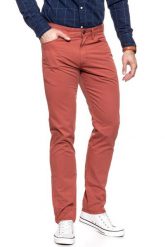WRANGLER SPODNIE MĘSKIE GREENSBORO SPICE W15QLL89T. Czerwone spodnie materiałowe Wrangler, l, bez wzorów, z materiału. Za 209.99 zł.