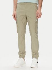 Calvin Klein Jeans Joggery J30J327614 Zielony Slim Fit. Zielone joggery i bojówki Calvin Klein Jeans, m, bez wzorów, z bawełny. Za 249.99 zł.