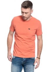 MĘSKI T-SHIRT LEE SS POCKET TEE PAPRIKA L64PSWNI 112115854. T-shirty Lee, l, bez wzorów, bez kołnierzyka, bez ramiączek. W wyprzedaży za 49.99 zł.