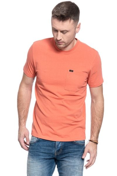 MĘSKI T-SHIRT LEE SS POCKET TEE PAPRIKA L64PSWNI 112115854. T-shirty Lee, l, bez wzorów, bez kołnierzyka, bez ramiączek. W wyprzedaży za 49.99 zł.