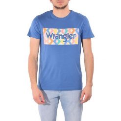 T-SHIRT MĘSKI WRANGLER SUMMER LOGO TEE FEDERAL BLUE W7A3FQB01 112131176. Niebieskie t-shirty Wrangler, m, bez wzorów, bez kołnierzyka, bez ramiączek. W wyprzedaży za 39.99 zł.