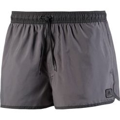 Szorty kąpielowe w kolorze szarym. Klapki marki Swimwear. W wyprzedaży za 79.95 zł.