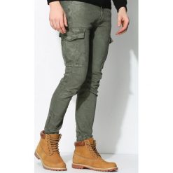 Zielone Bojówki Work Hard. Joggery i bojówki marki Under Armour. Za 54.99 zł.