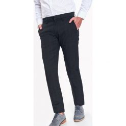 SPODNIE MĘSKI TYPU CHINO O REGULARNYM KROJU. Eleganckie spodnie marki TOP SECRET. W wyprzedaży za 49.99 zł.