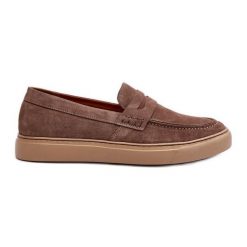Zamszowe Męskie Półbuty Loafersy Zazoo 1574 Ciemnobeżowe beżowy. Brązowe eleganckie półbuty bez wzorów, ze skóry, bez obcasa, bez zapięcia. Za 476.28 zł.