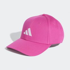 Czapka z daszkiem ADIDAS. Czerwone czapki z daszkiem Adidas, bez wzorów, z tkaniny. W wyprzedaży za 59.99 zł.