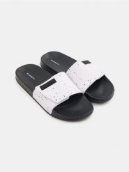 Klapki z rzepem NASA - biały. Białe klapki Sinsay. Za 39.99 zł.