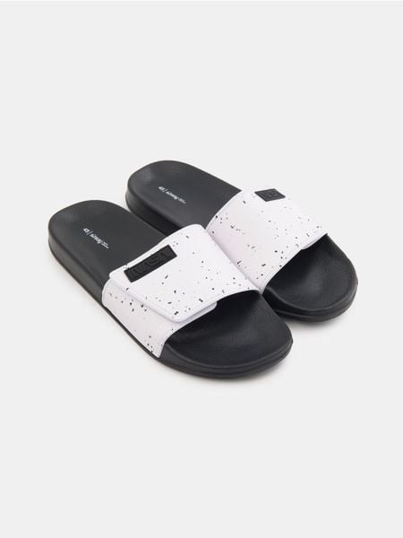 Klapki z rzepem NASA - biały. Białe klapki Sinsay. Za 39.99 zł.