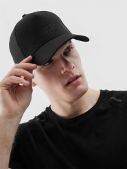 4F Czapka z daszkiem strapback męska - czarna M. Czarne czapki z daszkiem 4F, na lato, z aplikacjami, z syntetyku. W wyprzedaży za 49.99 zł.