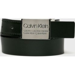 Calvin Klein - Pasek skórzany. Czarne paski CALVIN KLEIN, bez wzorów, z materiału. W wyprzedaży za 179.90 zł.