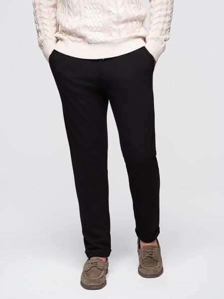 Męskie spodnie z dzianiny pique z regulacją w pasie – czarne V2 - Rozmiar: M. Czarne spodnie materiałowe Ombre Clothing, na co dzień, l, bez wzorów, z dzianiny, eleganckie. Za 299.99 zł.
