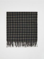 Szalik w kratę z wiskozą - ciemnoszary. Szare szaliki Reserved, bez wzorów, z wiskozy. Za 79.99 zł.