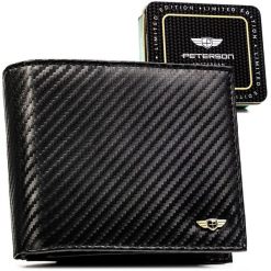 Duży portfel męski ze skóry naturalnej w czarnym kolorze bez zapięcia zewnętrznego, w zestawie z brelokiem - Peterson. Czarne portfele Peterson, bez wzorów, ze skóry. Za 99.99 zł.