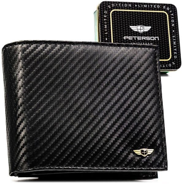 Duży portfel męski ze skóry naturalnej w czarnym kolorze bez zapięcia zewnętrznego, w zestawie z brelokiem - Peterson. Czarne portfele Peterson, bez wzorów, ze skóry. Za 97.99 zł.