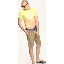 T-SHIRT KRÓTKI RĘKAW MĘSKI Z NADRUKIEM. Bluzki z długim rękawem marki TOP SECRET. W wyprzedaży za 29.99 zł.