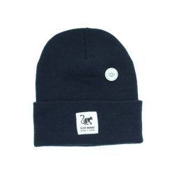 Czapka beanie unisex dla dorosłych z recyklingu – jeden rozmiar – (granatowa). Niebieskie czapki z daszkiem SURF MONKEY, na zimę, bez wzorów, z materiału. Za 119.95 zł.