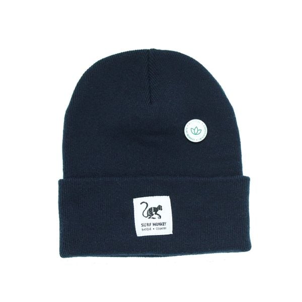 Czapka beanie unisex dla dorosłych z recyklingu – jeden rozmiar – (granatowa). Niebieskie czapki z daszkiem SURF MONKEY, na zimę, bez wzorów, z poliesteru. Za 119.95 zł.