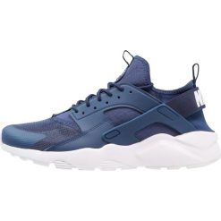 Nike Sportswear AIR HUARACHE RUN ULTRA Tenisówki i Trampki navy/white. Buty do biegania marki Nike Sportswear. W wyprzedaży za 466.65 zł.