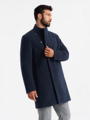 Płaszcz męski z asymetrycznym zapięciem i wysokim kołnierzem – granatowy V3 - Rozmiar: XL. Niebieskie płaszcze Ombre Clothing, m, z aplikacjami, z materiału, eleganckie, bez kaptura. W wyprzedaży za 397.49 zł.
