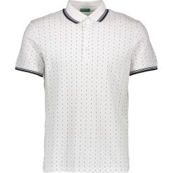 Koszulka polo w kolorze białym. Białe koszulki polo sportowe marki Benetton, bez wzorów, z bawełny, bez kołnierzyka, bez ramiączek. W wyprzedaży za 55.95 zł.