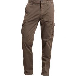 BOSS CASUAL SEBAS Bojówki dark green. Joggery i bojówki BOSS CASUAL. W wyprzedaży za 347.40 zł.