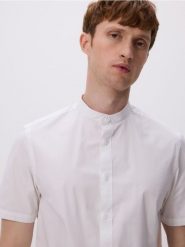Koszula slim fit ze stójką - biały. Białe koszule Reserved, l, bez wzorów, z bawełny, bez kołnierzyka, bez ramiączek. Za 119.99 zł.
