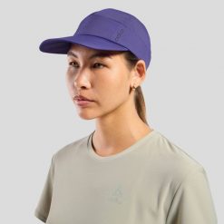 Czapka biegowa ODLO Performance X-Light Pack ultralekka i składana. Fioletowe czapki z daszkiem ODLO, bez wzorów, z elastanu. Za 159.99 zł.