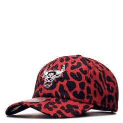 Czapka z daszkiem Mitchell & Ness NBA Chicago Bulls 6LUOMM20061-CBURED1. Czerwone czapki z daszkiem Mitchell & Ness, bez wzorów. Za 89.00 zł.